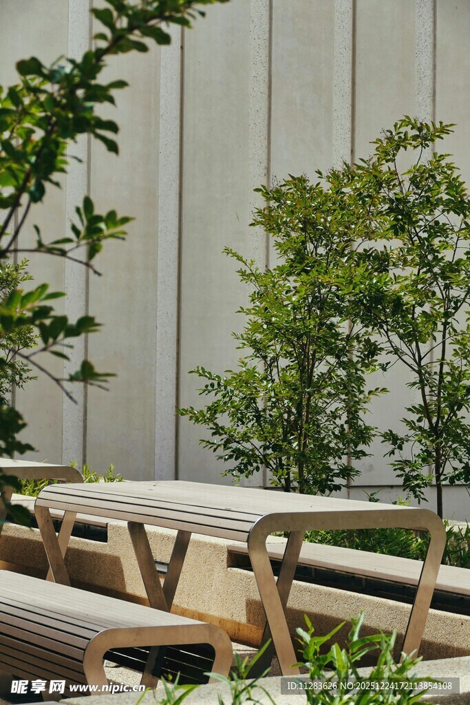 户外木质桌椅绿植景观