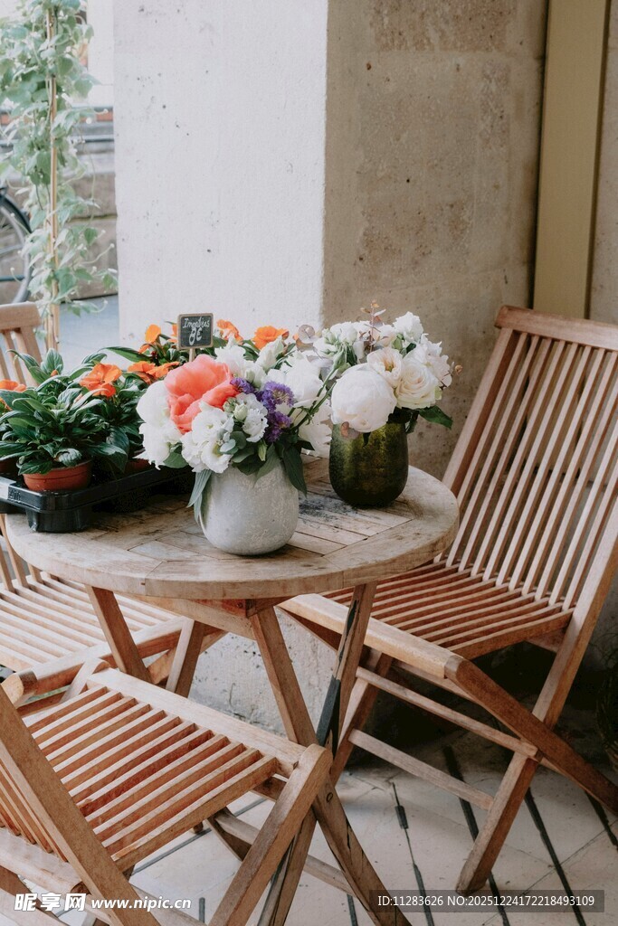 阳台木质桌椅花卉景致