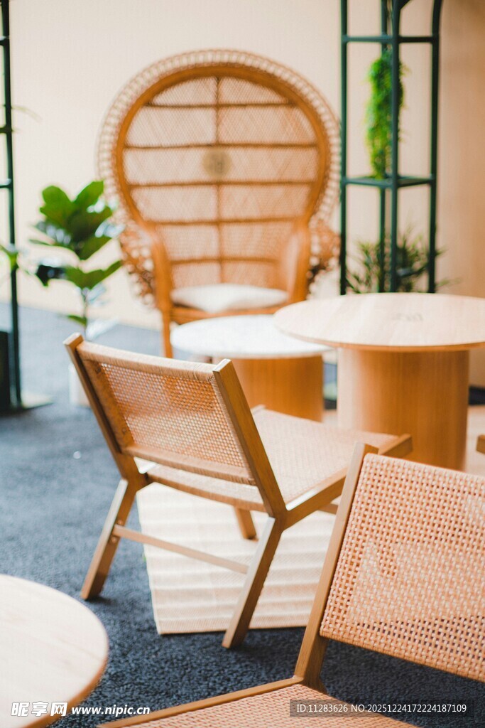 简约木质休闲桌椅组合