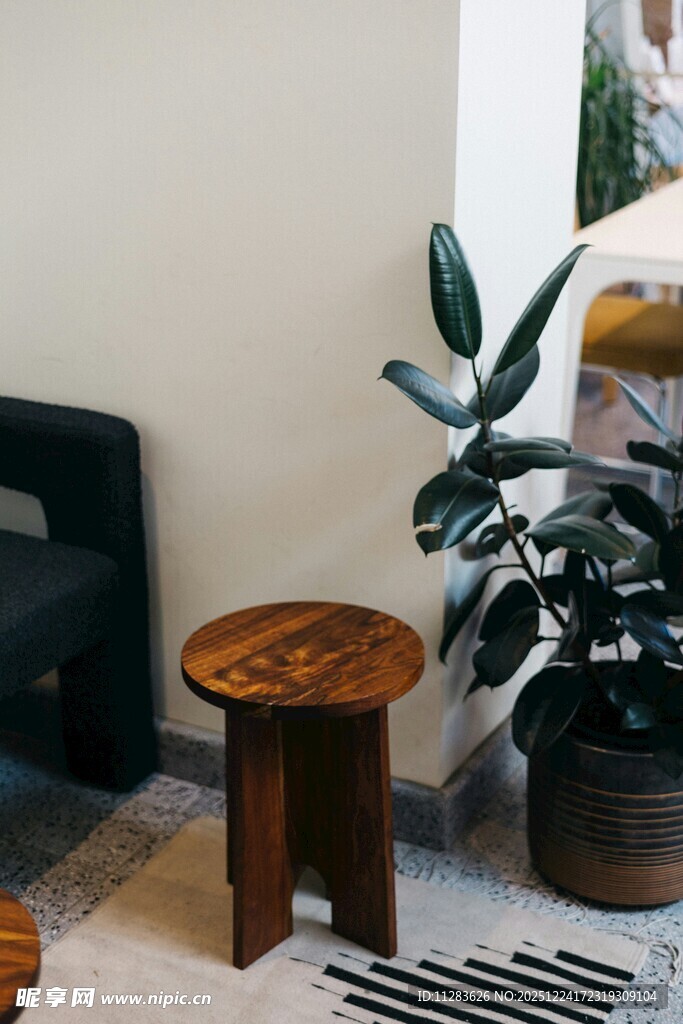 室内木质圆凳与绿植搭配