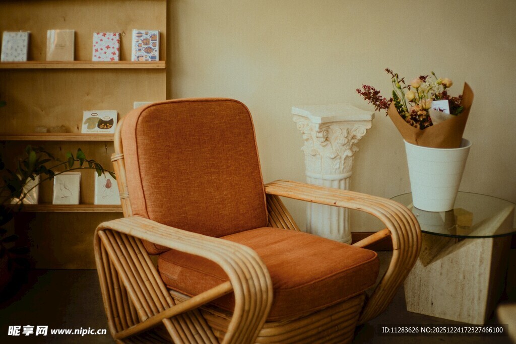 温馨木质休闲椅室内一角