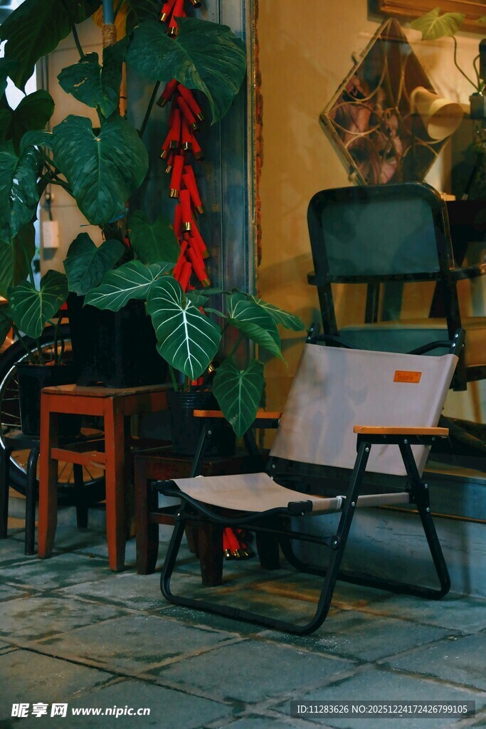 户外休闲桌椅绿植装饰场景