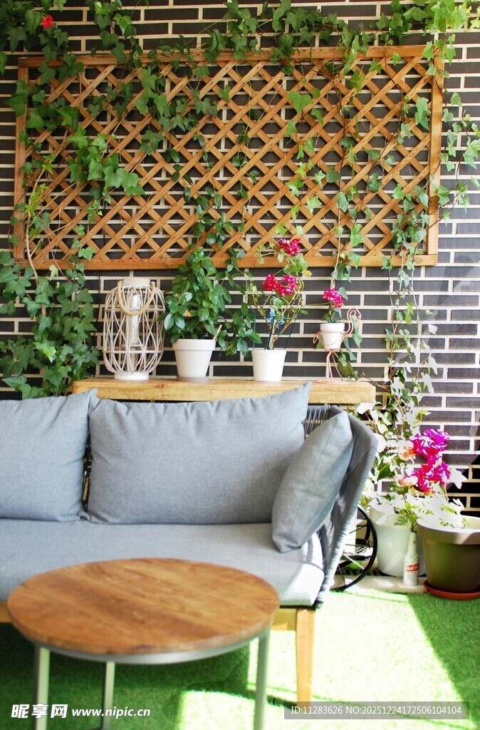 户外绿植环绕的休闲角落