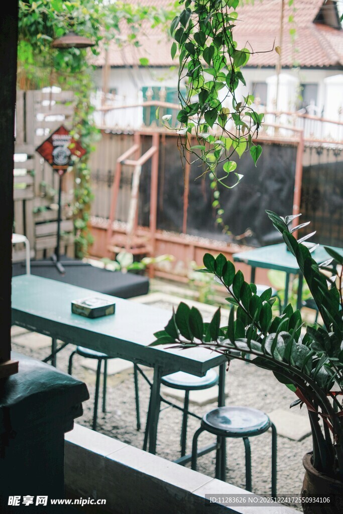 温馨阳台绿植桌椅景致