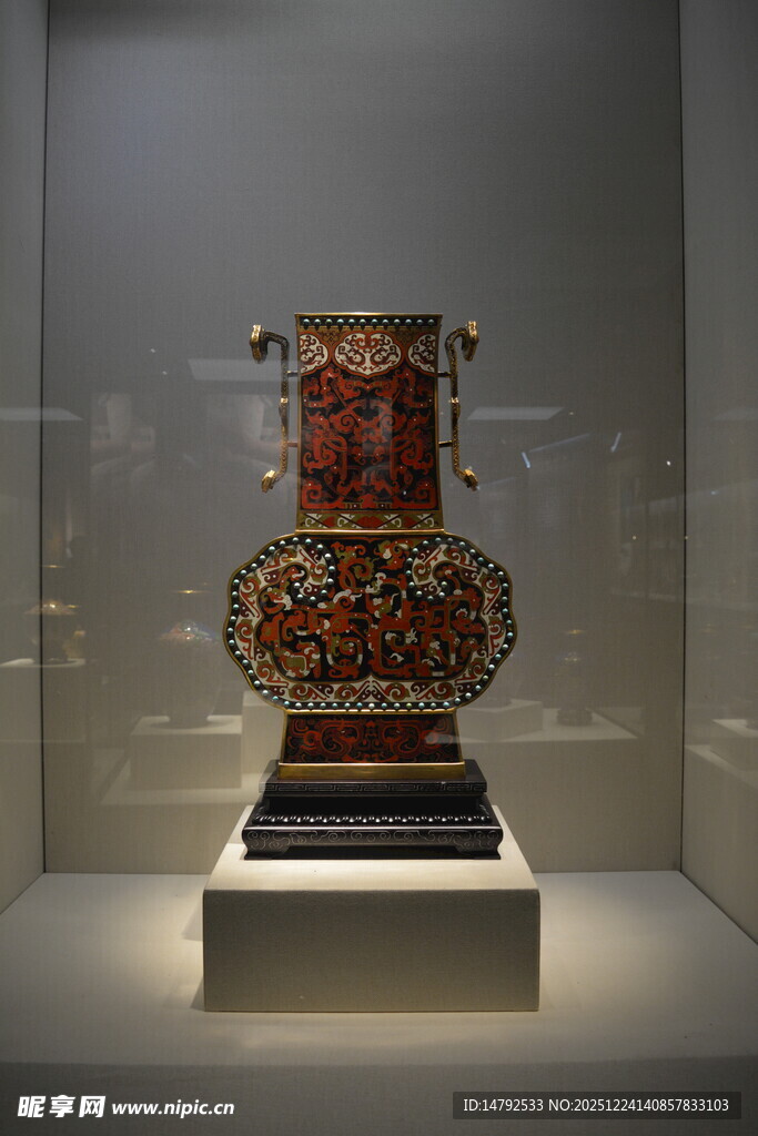 精美古花瓶展示于展柜
