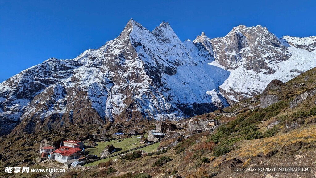雪山下的山间小屋