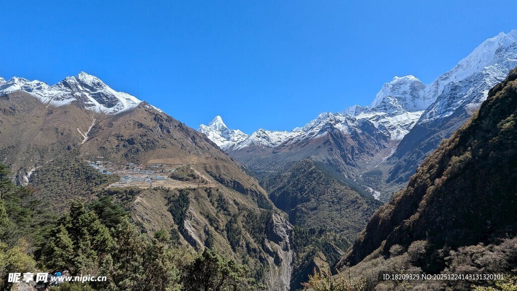 壮丽山谷雪山景观