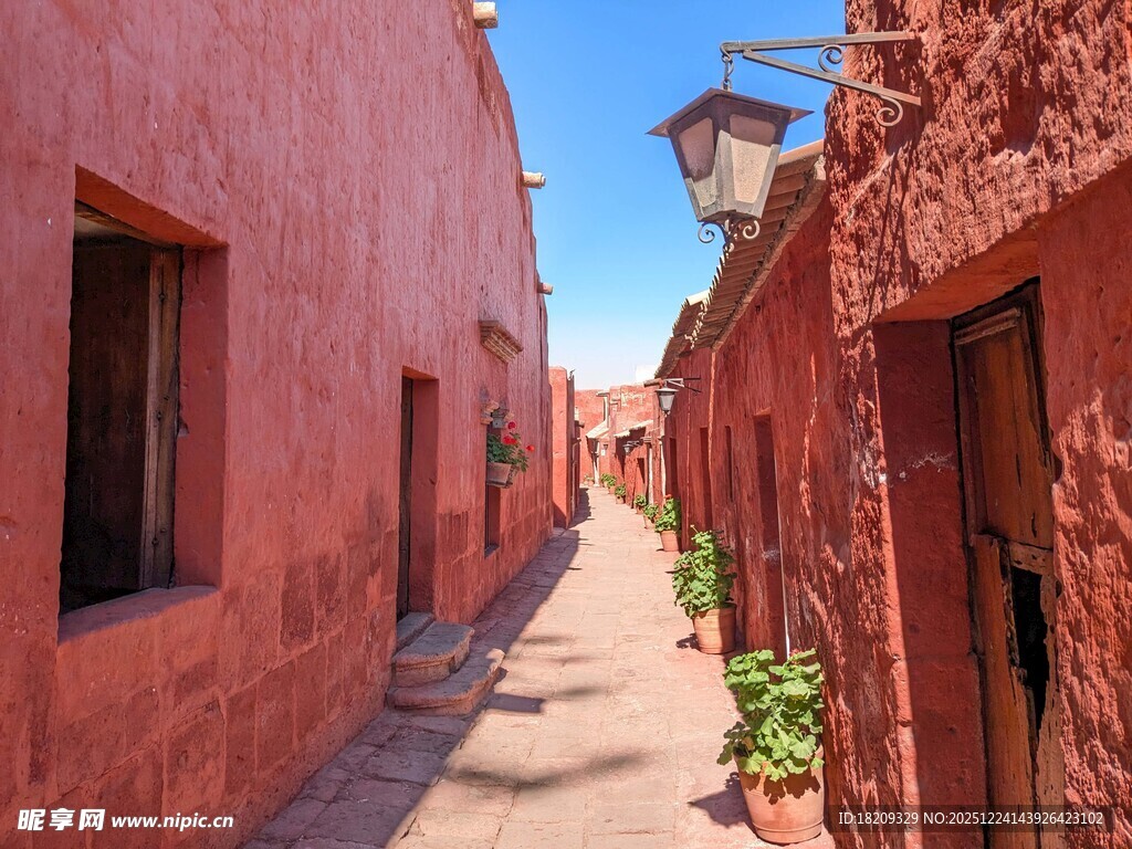 红墙小巷的静谧景致