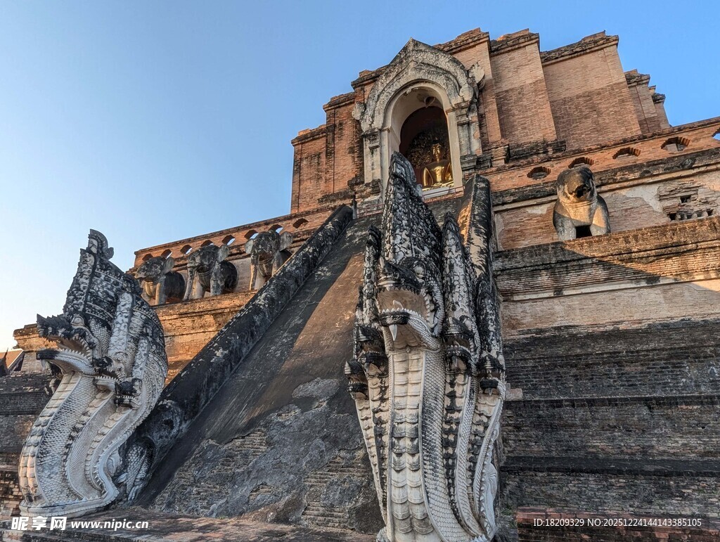 古老寺庙的精美阶梯雕塑