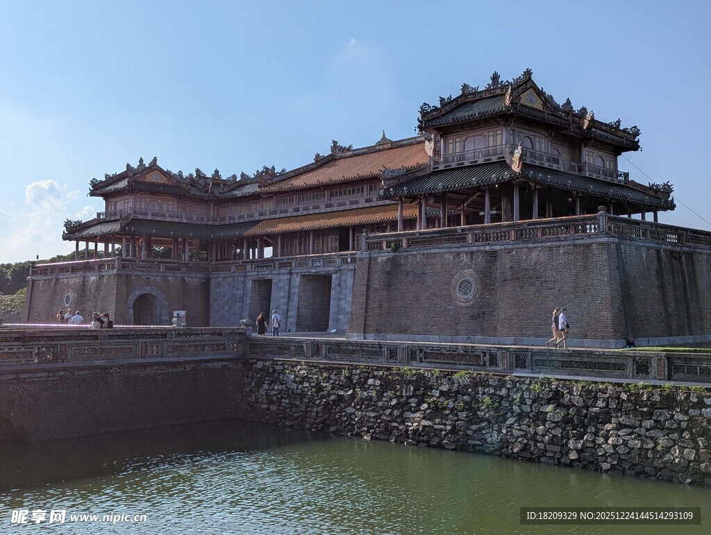 古老城楼临水而立