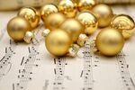 金色圆球置于乐谱之上