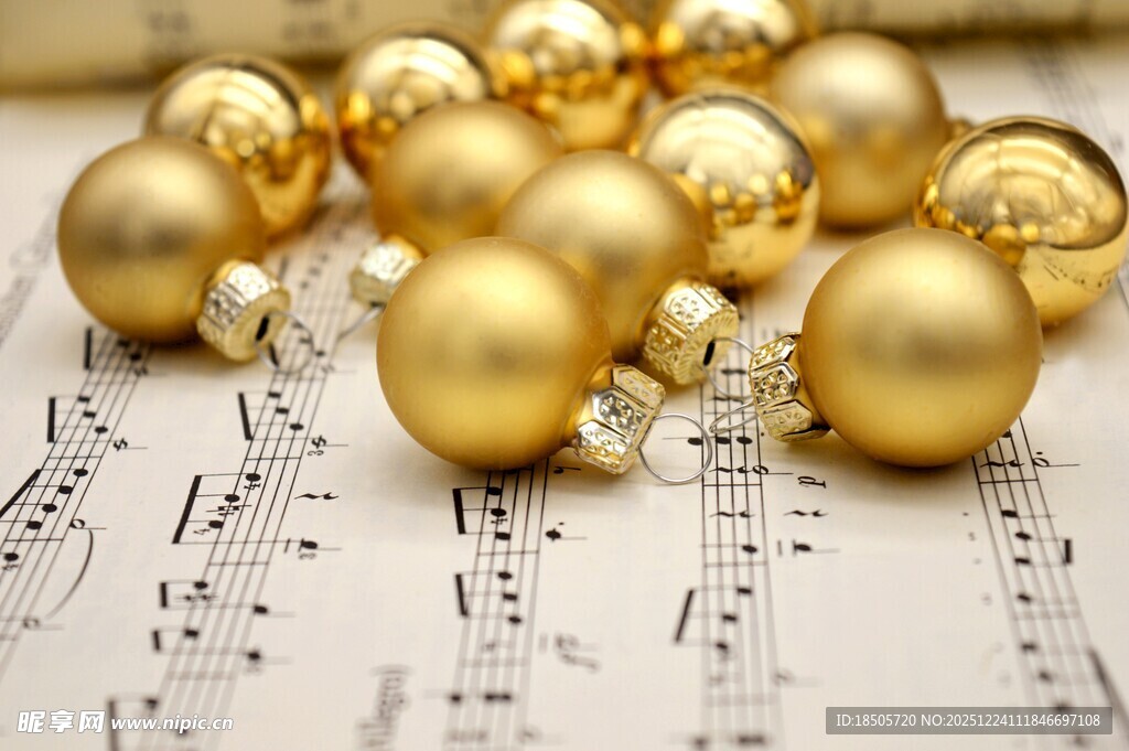 金色圆球置于乐谱之上