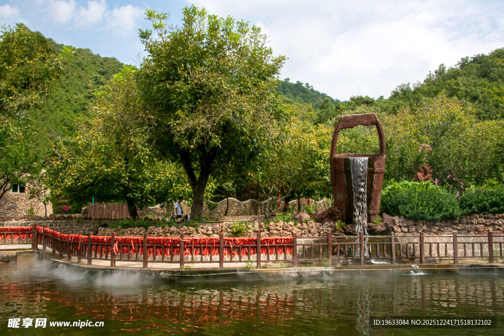 湖畔红桥与葱郁山林景观