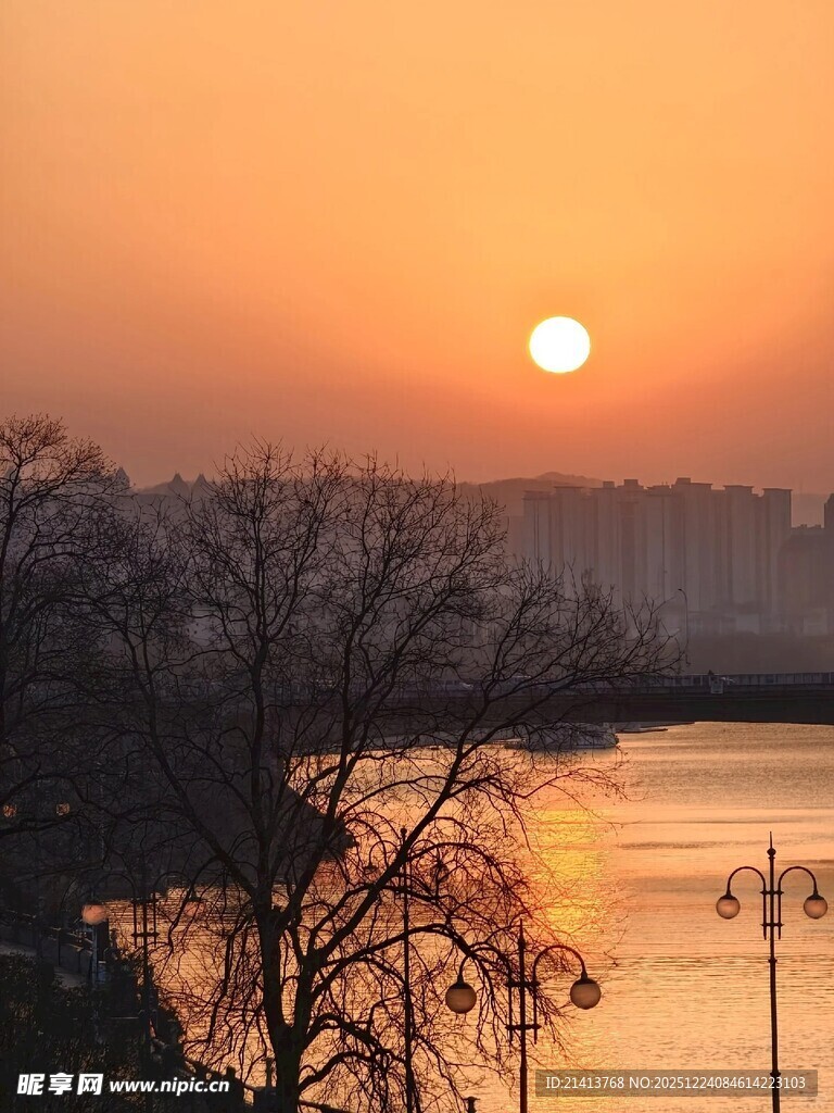 夕阳下的河畔美景