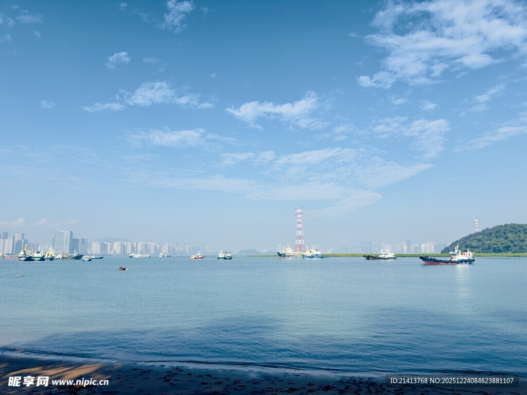 海滨风光辽阔海面与蓝天