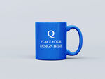 蓝色马克杯带白色标识