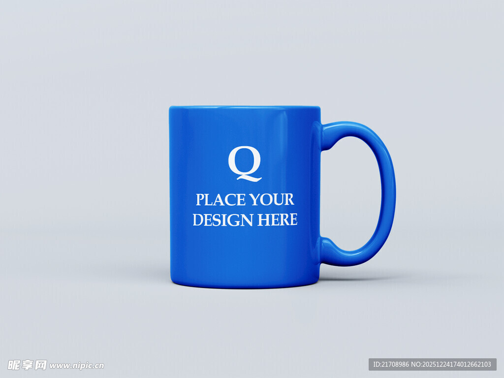 蓝色马克杯带白色标识