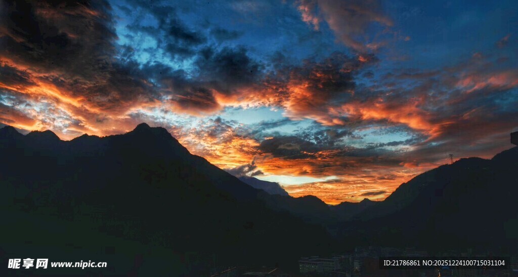 壮丽晚霞映天边