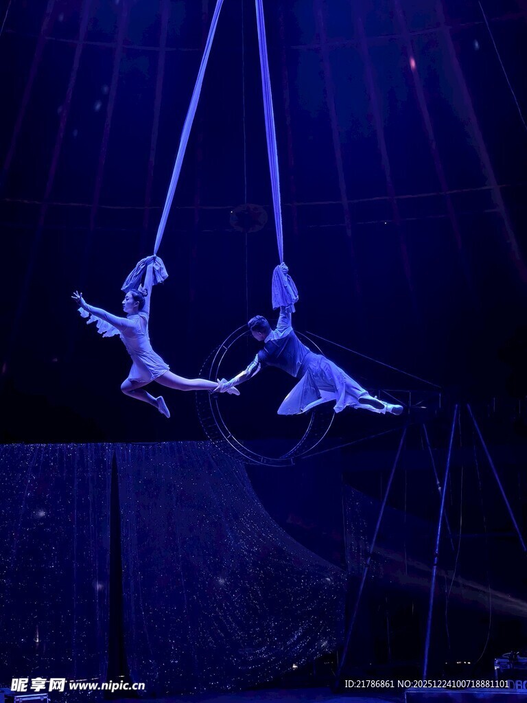 空中双人杂技表演