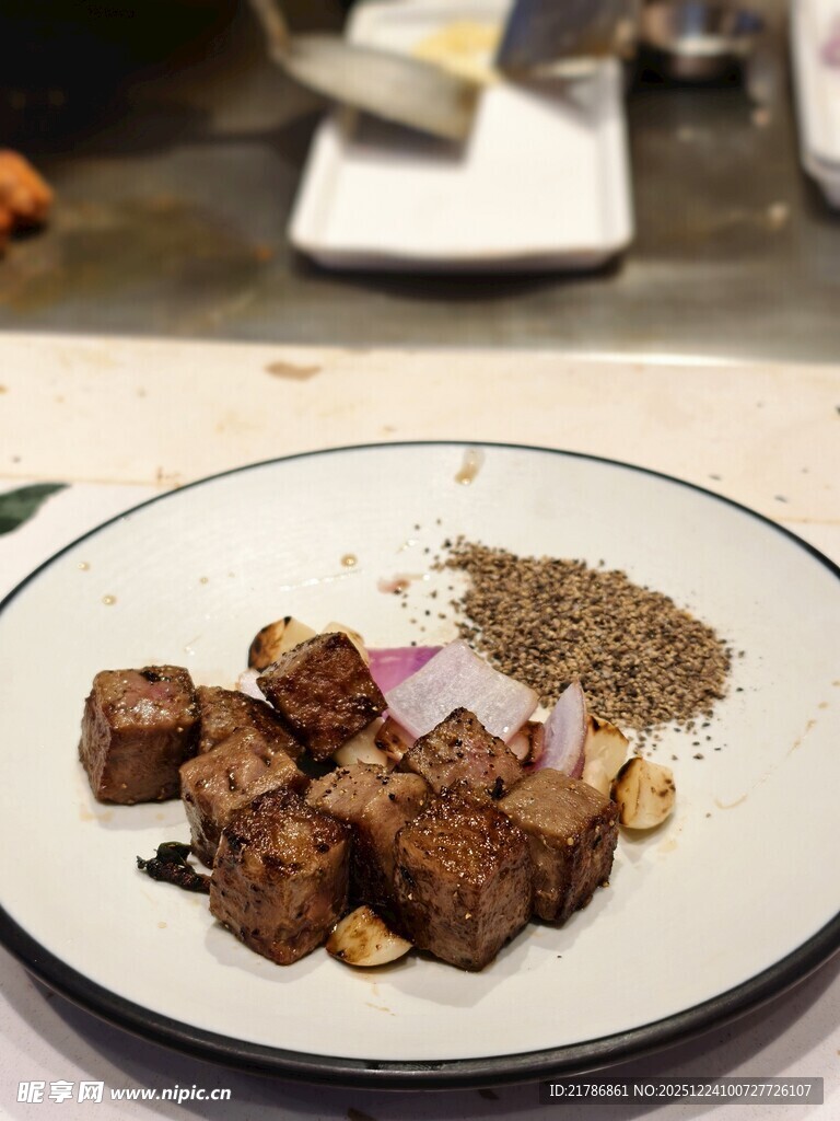 精致摆盘的美味煎制肉块