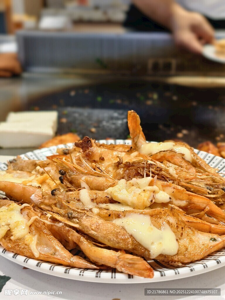 美味烤大虾摆放在盘中