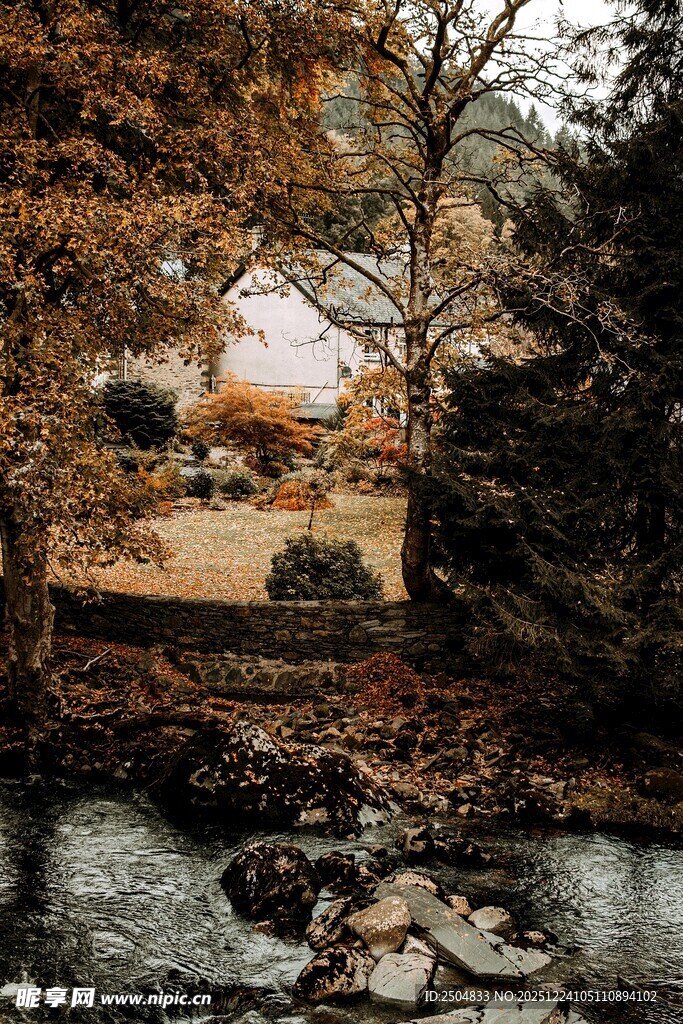 秋日溪边小屋美景