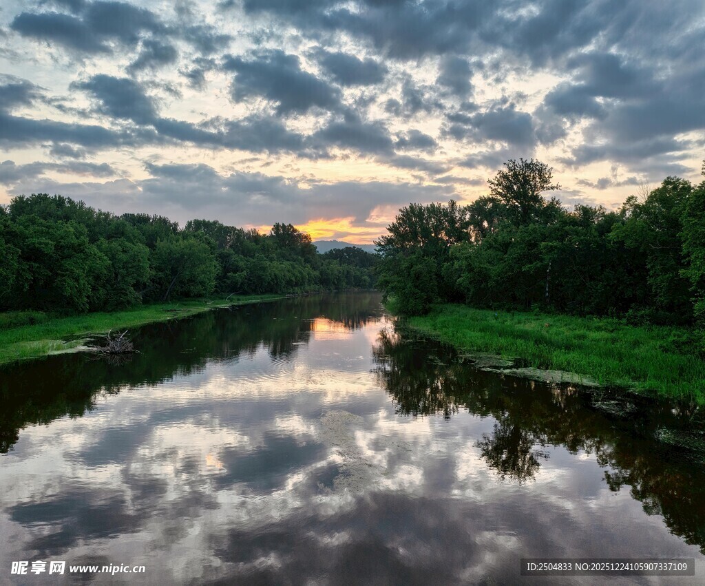 河畔黄昏美景倒映