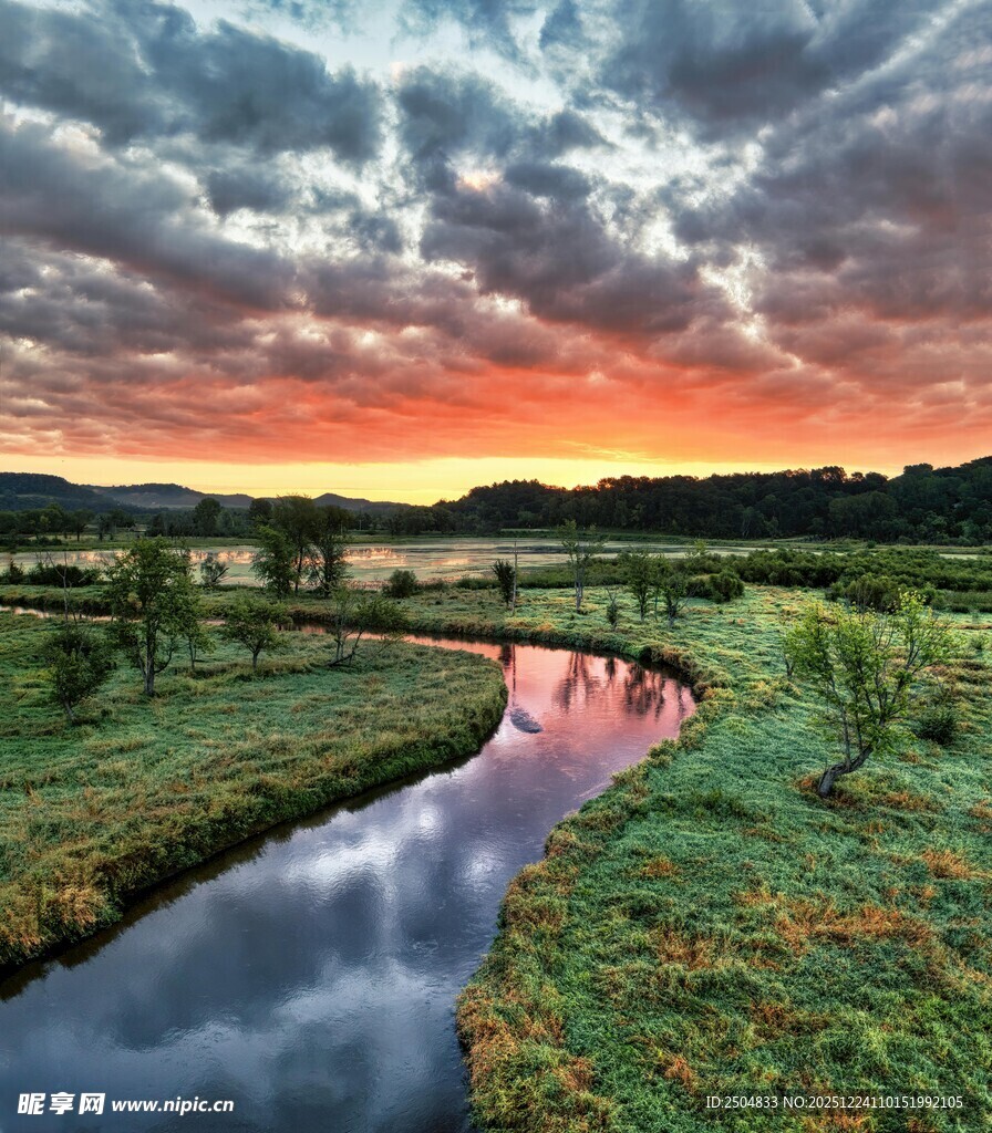 日落时分的河畔田园美景