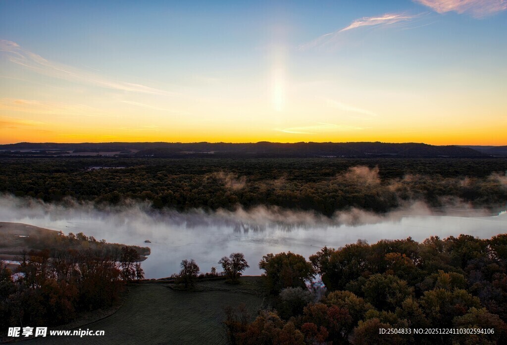 日出下的河流与茂密树林