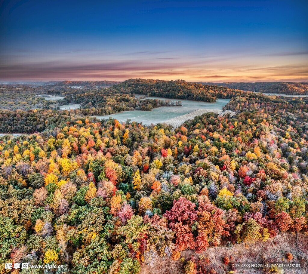 秋日山林绚丽风光