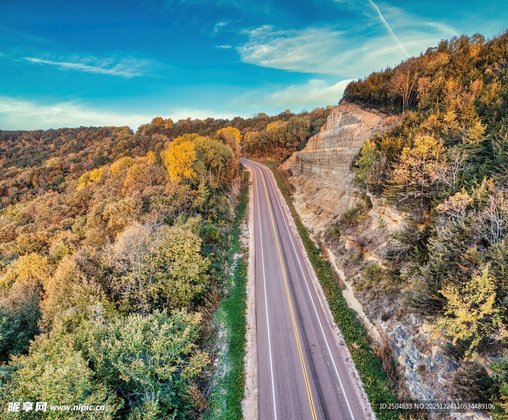 秋日公路穿行多彩山林