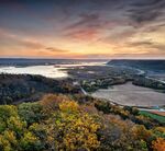 秋日黄昏下的山水风光