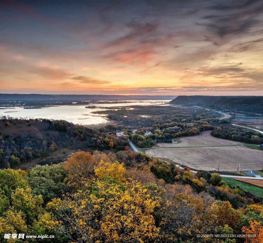 秋日黄昏下的山水风光