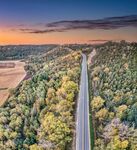 秋日公路穿林美景