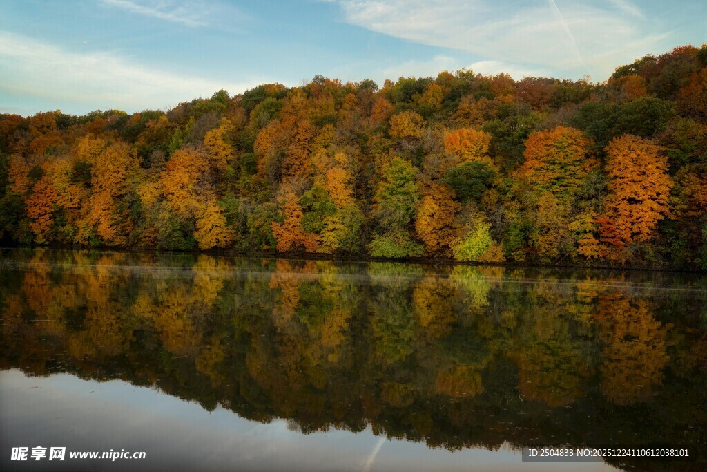 秋日湖畔斑斓树林倒影