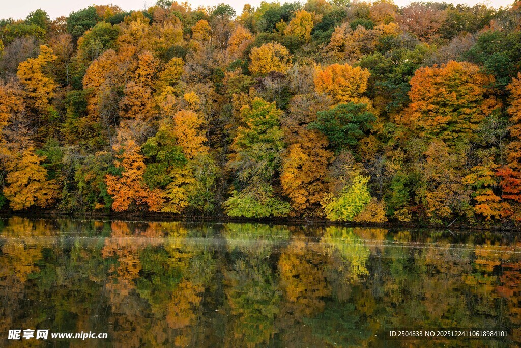秋日山林倒影湖景