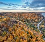 秋日山林航拍美景