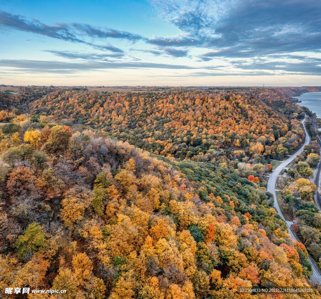 秋日山林航拍美景