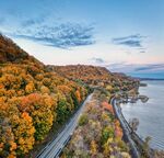 秋日公路旁绚烂多彩的山林