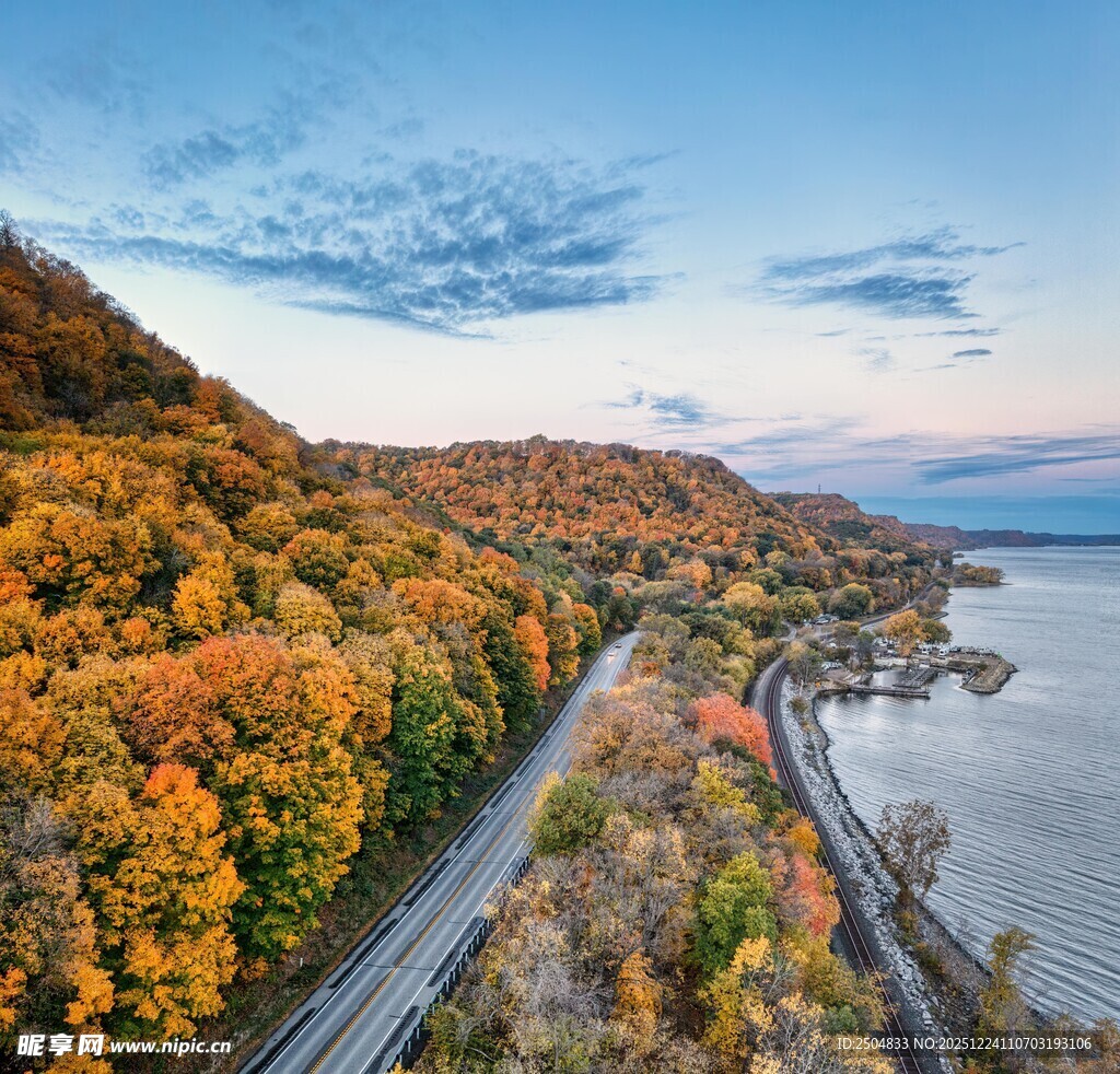 秋日公路旁绚烂多彩的山林