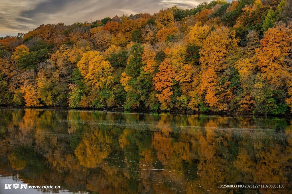 秋日湖畔斑斓树林倒影