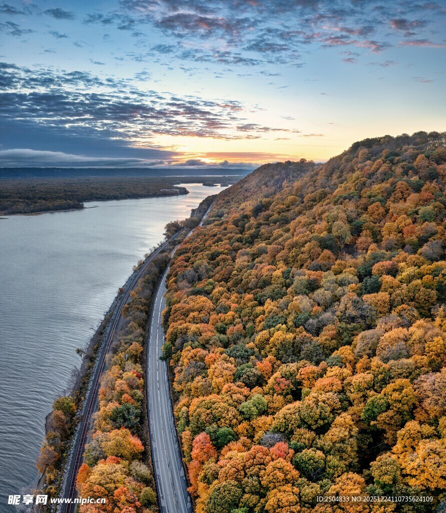 秋日公路旁的绚烂多彩山林