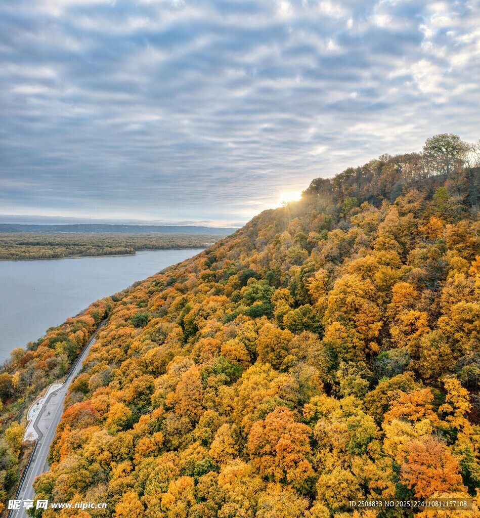 秋日山林公路美景