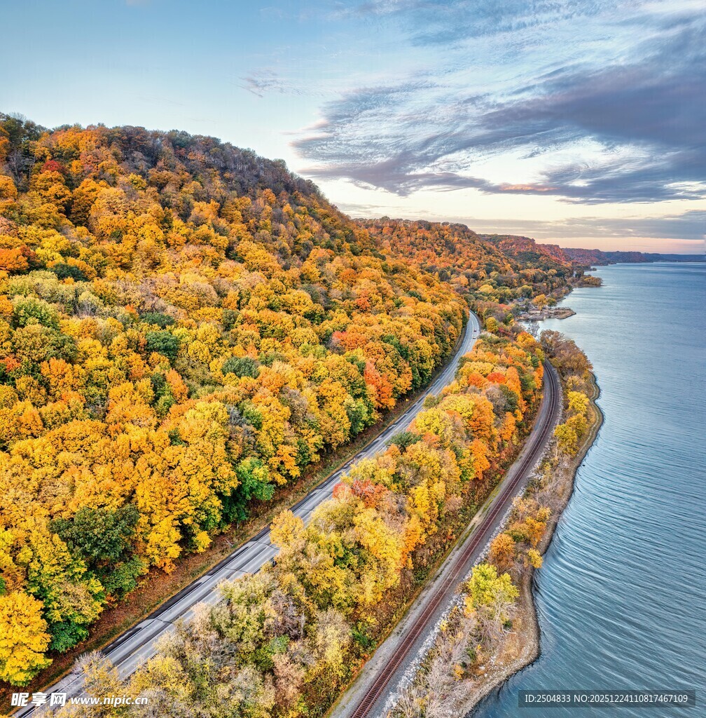 秋日公路旁的绚烂多彩景致
