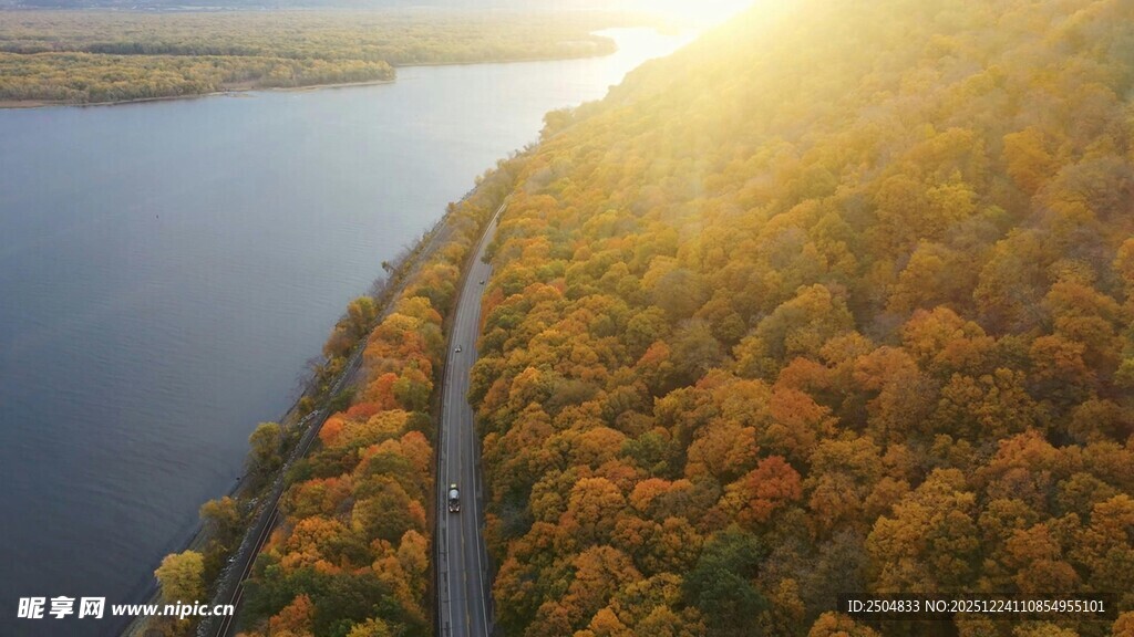 秋日河畔航拍美景