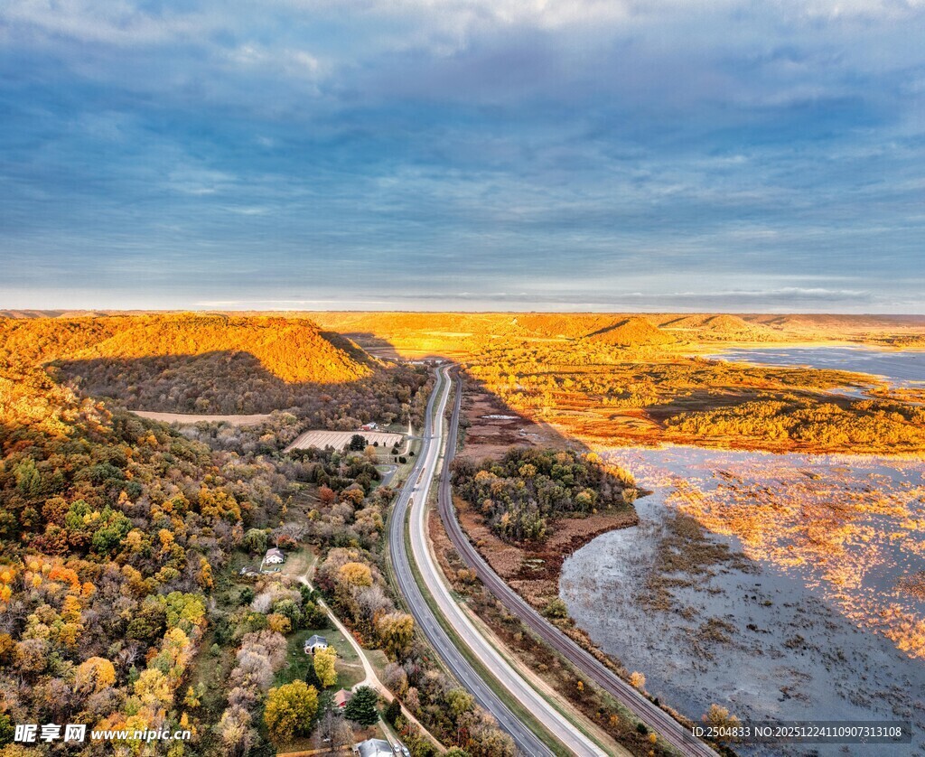 秋日公路旁的斑斓原野