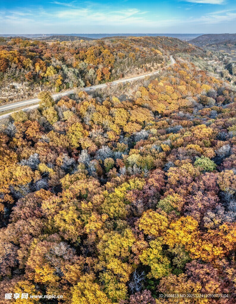 秋日山林公路俯瞰美景