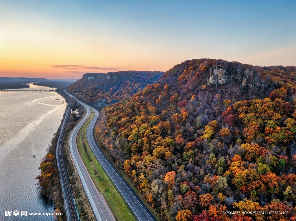 秋日公路旁的斑斓山林景色