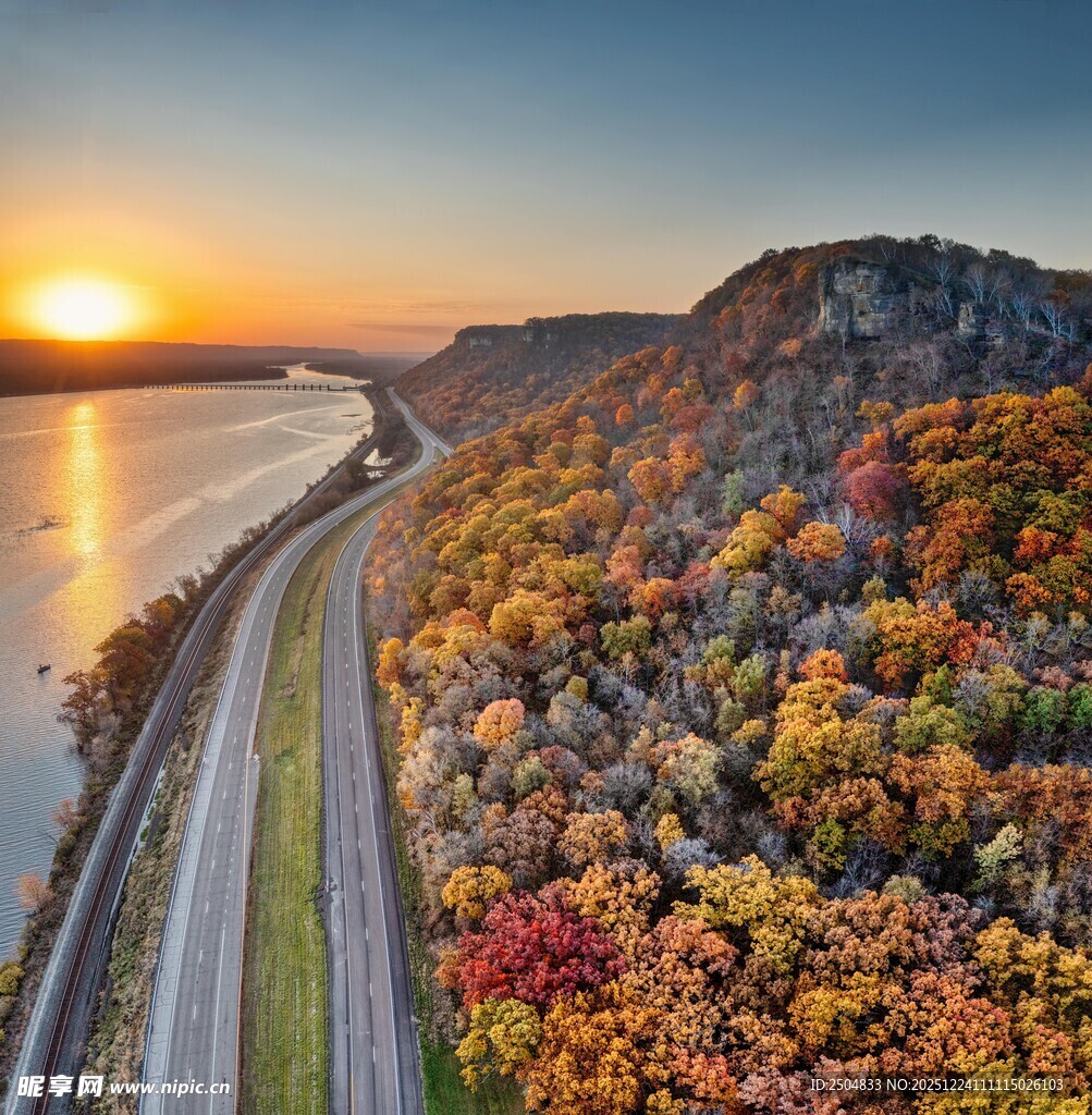 秋日公路旁的绚烂山水风光