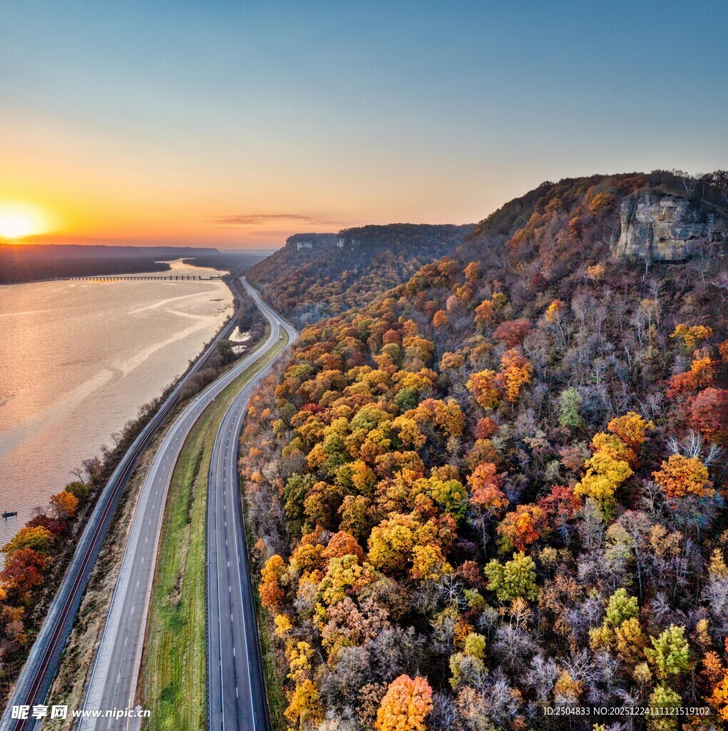 秋日公路旁的绚烂山林景色